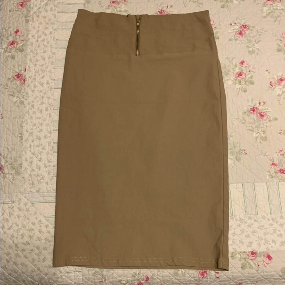 Stretchy flattering pencil skirt.